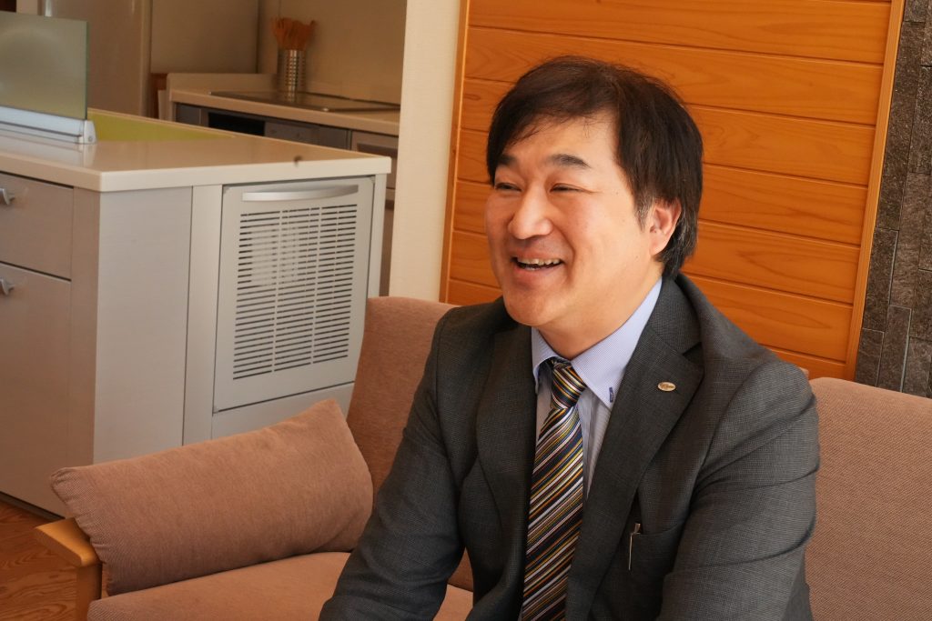 営業担当の益子。住まいについて笑顔で話している様子